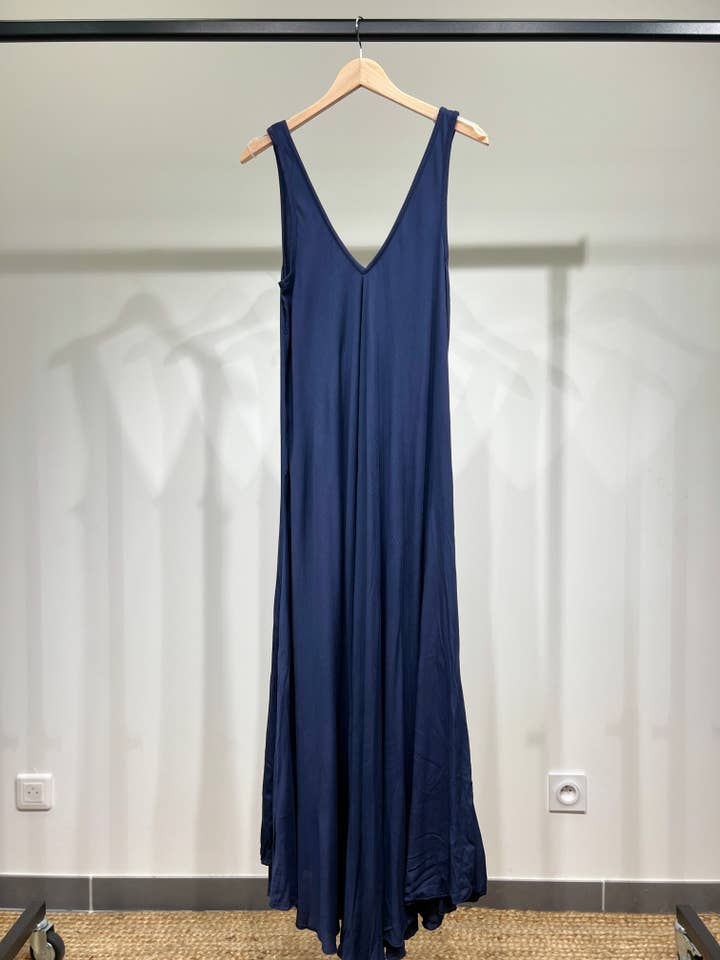 L'Emotion – Großhandel Kleid – Damen – Maxikleid mit V-Ausschnitt und breiten Trägern1