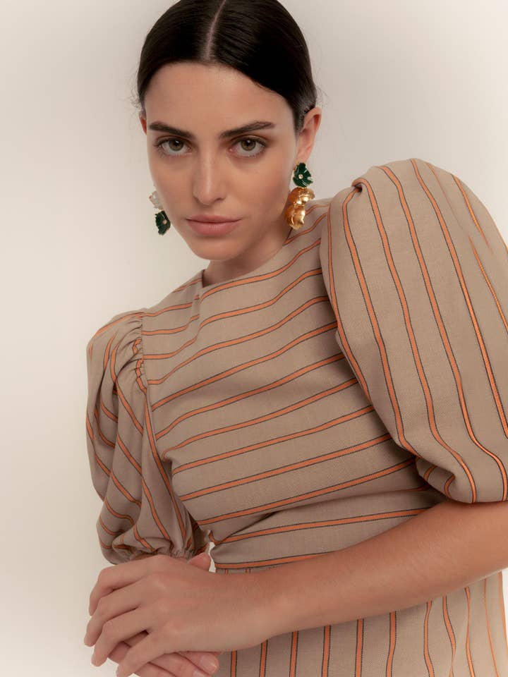 Orange stribet midikjole for engroshandel hos Dolores Promesas