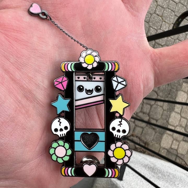 Inner Decay – wholesale Nål och knapp för kavajslag – Rörlig Kawaii Giljotin-nål