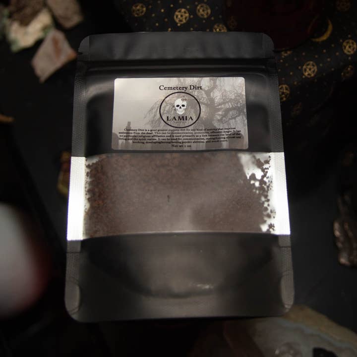 Terre de cimetière pour la vente par Belladonnas Botanicals