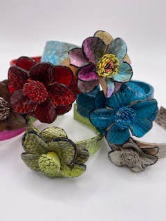 Shae's Resale - Vente Bracelet jonc - Petits bracelets à fleurs colorées1