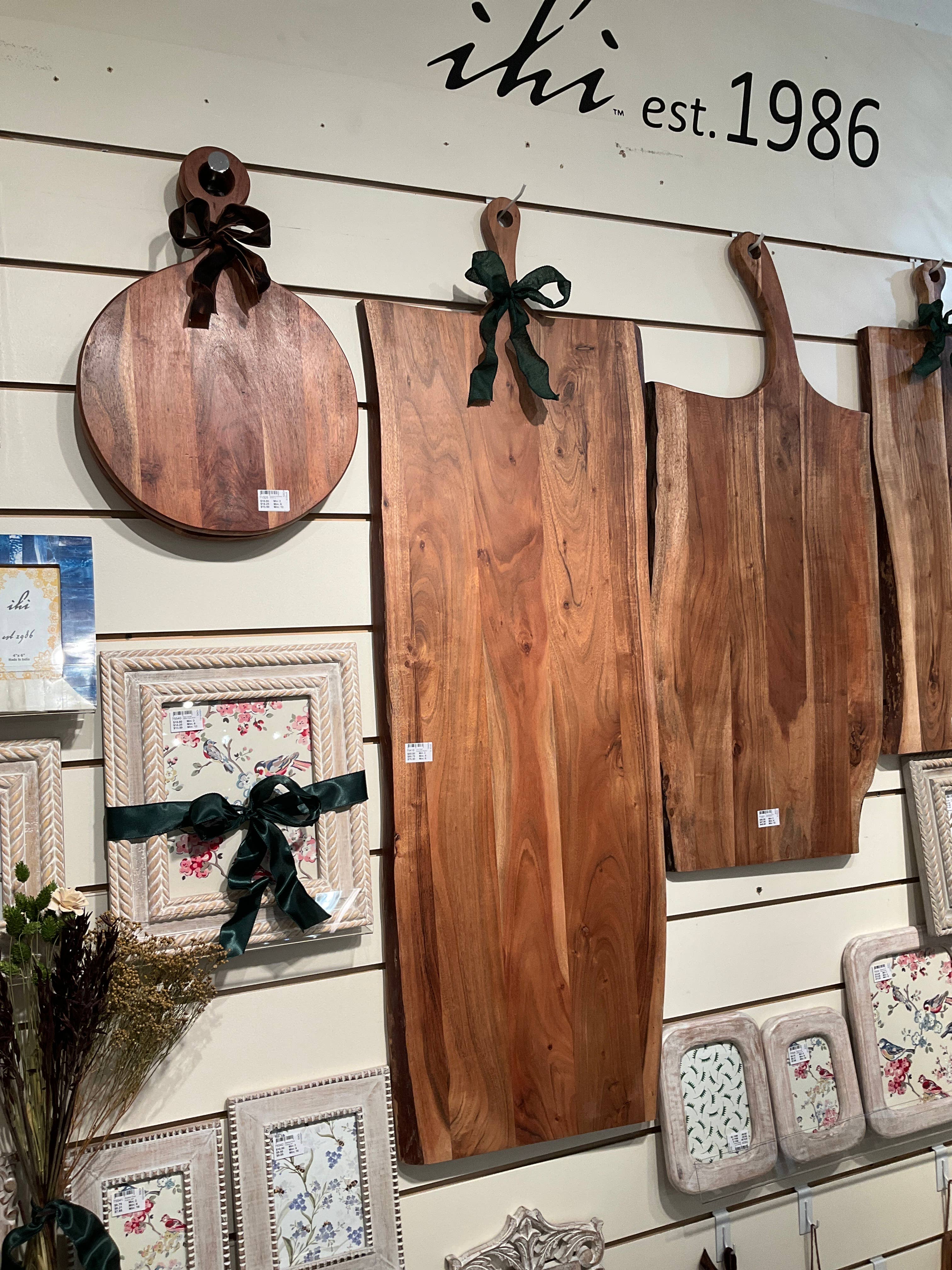 India Handicrafts Inc – Großhandel Schneidebretter – Schneidebrett mit natürlicher Baumkante1