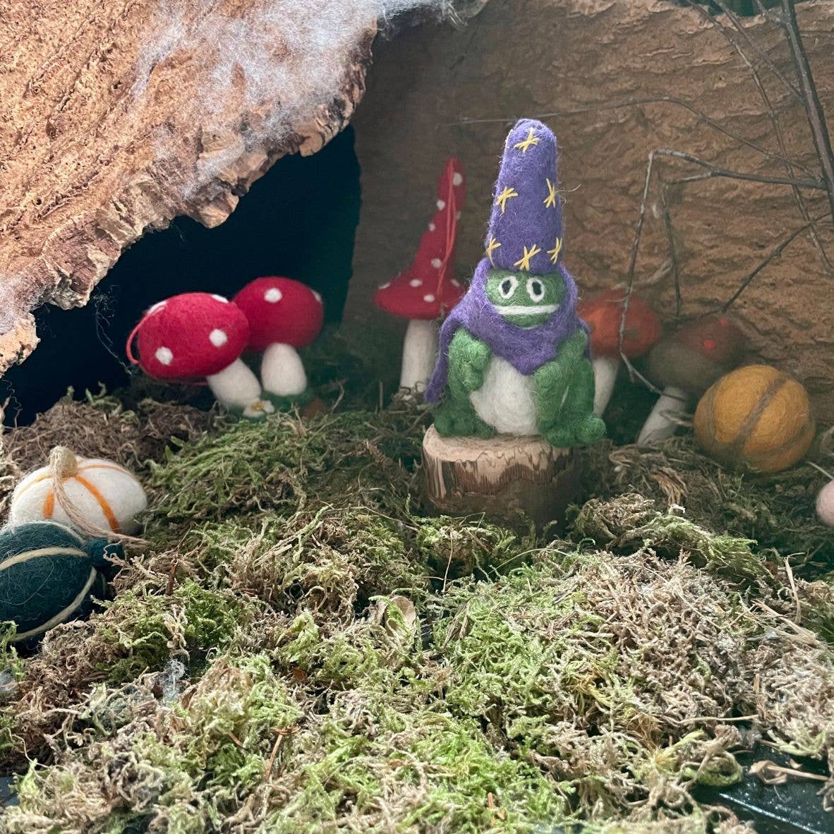 Felt So Good – wholesale Prydnad – Handgjord hängande dekoration i filt, groda som trollkarl2