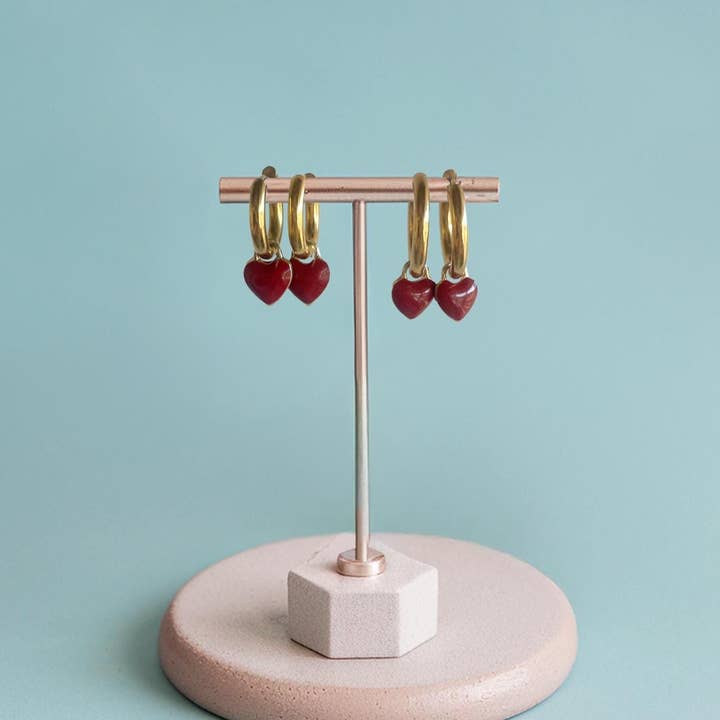 Robijnrode Hart Emaille Bedel Oorringen | Trendy Gouden Sieraden voor wholesale door Predictable Art