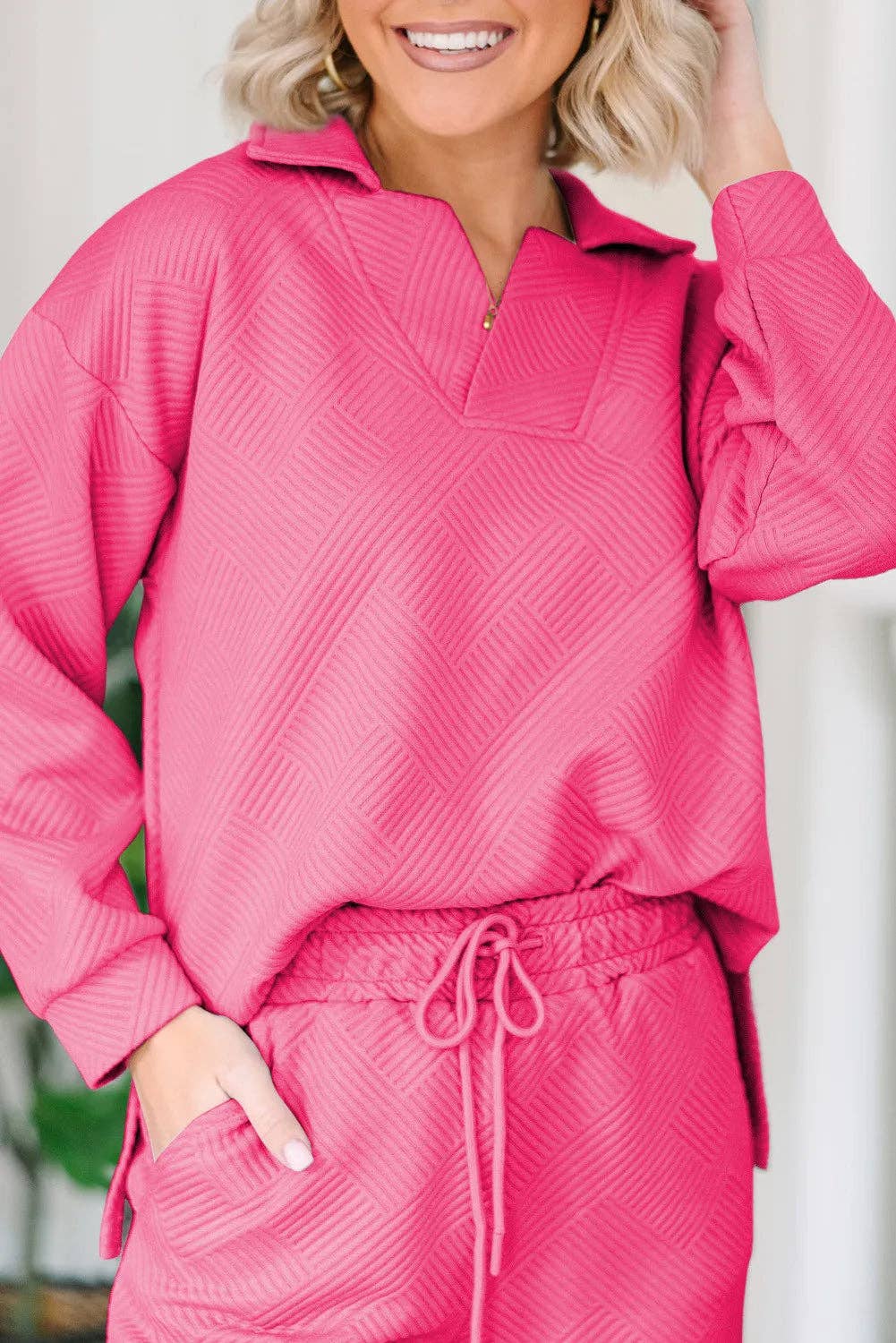 Lovesoft – Großhandel Loungewear-Set – Damen – Set aus festem, strukturiertem Top mit V-Ausschnitt und Hose mit weitem Beinausschnitt12