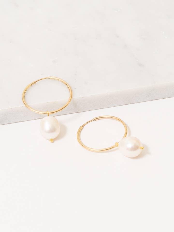 Orecchini a cerchio Soraya | perla barocca | oro 14k riempito | Jan per la vendita all'ingrosso da parte di Janna Conner