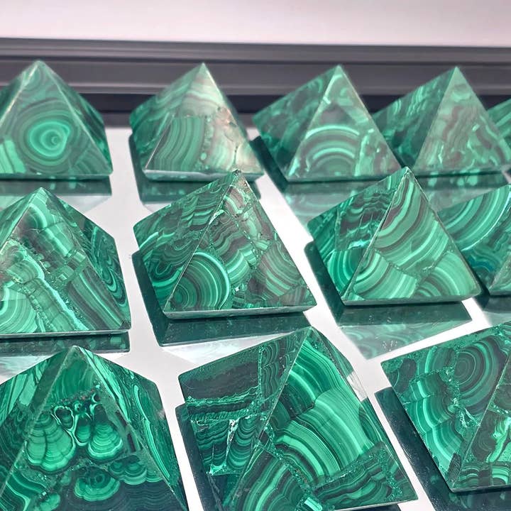 Distinction Crystals - Vente Pierre et cristal de spiritualité - Pyramide en cristal de malachite 6x6 cm