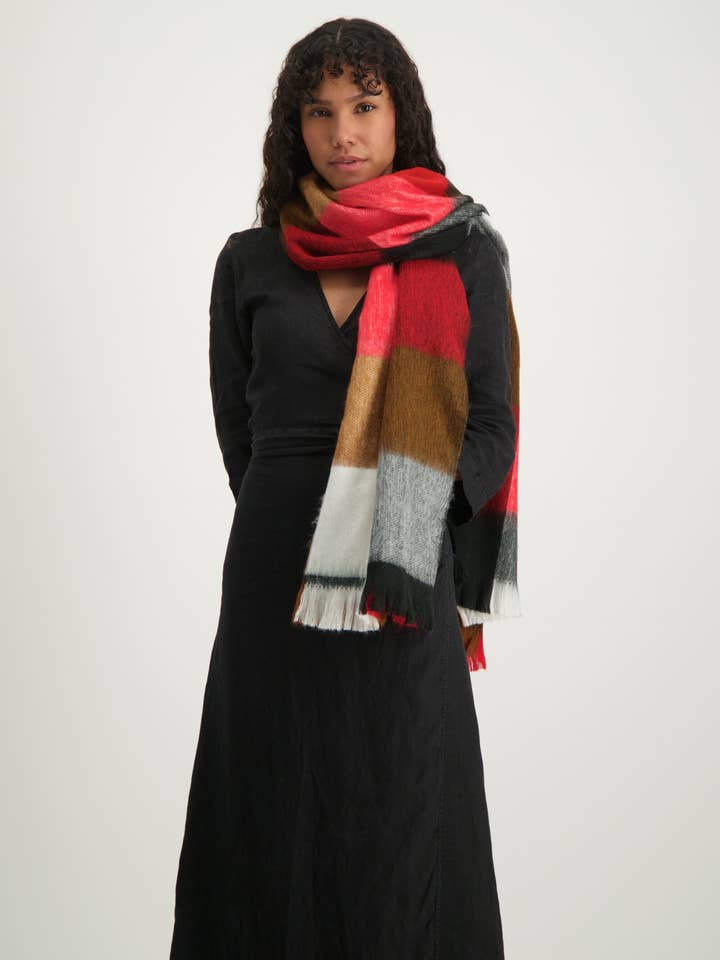 Bufanda a cuadros roja, negra y tonos naturales para venta al por mayor de RES PULCHRAE - ALPACA LOCA