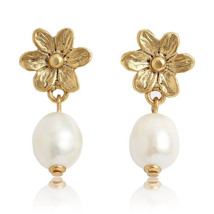 Clous en forme de fleur de perles d'eau douce | Boucles d'oreilles pendantes élégantes pour la vente par KARINE SULTAN