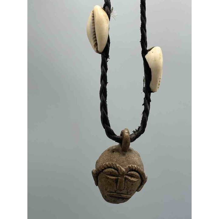 The Niger Bend – Engroshandel Halskæde med vedhæng – Læder & Cowrie Shell messing maske vedhæng halskæde - Mali