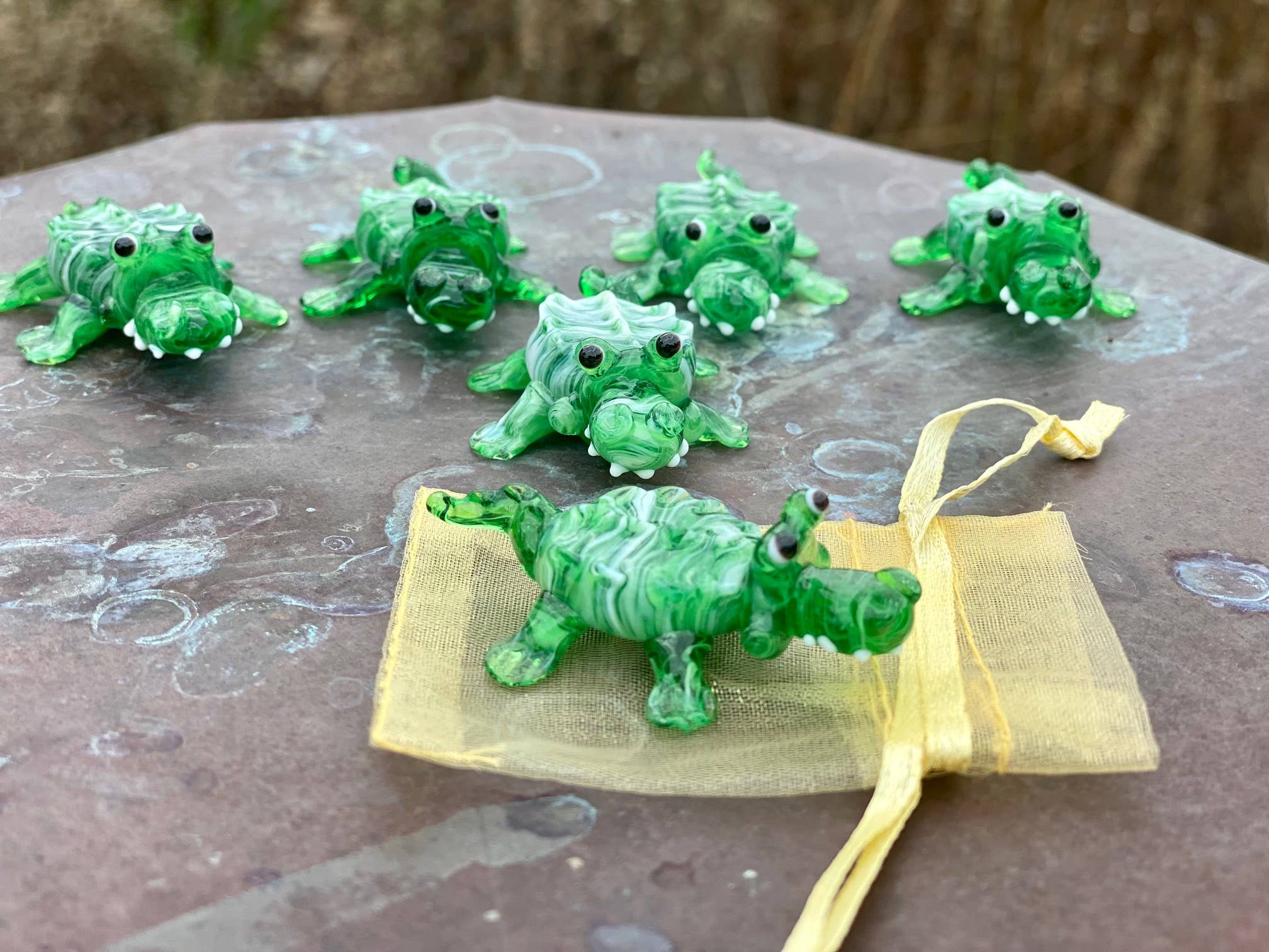 SHOPGIVECOURAGE - Wholesale Decorative Figurine - Glass Alligator Crocodile Sitter Miniature Collectible1