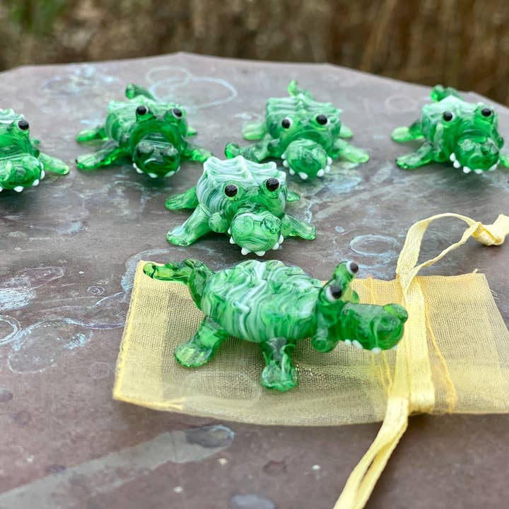 SHOPGIVECOURAGE - Wholesale Decorative Figurine - Glass Alligator Crocodile Sitter Miniature Collectible1