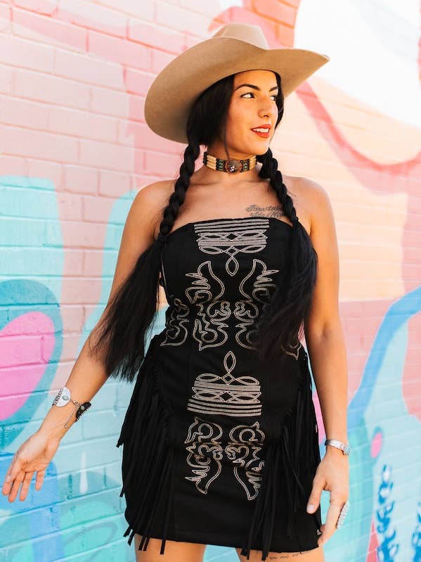 Abito con frange ricamate a punto stivale in pelle scamosciata nera per la vendita all'ingrosso da parte di LUCKY & BLESSED