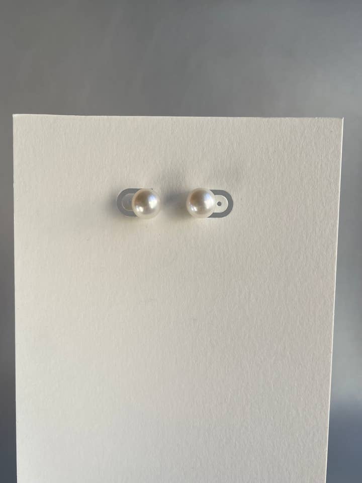 Orecchini a perno con perle bottone da 10 mm in oro 14K riempito per la vendita all'ingrosso da parte di With Extraordinary Grace