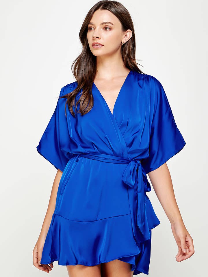 Mini-robe en faux satin à manches évasées pour la vente par Strut & Bolt