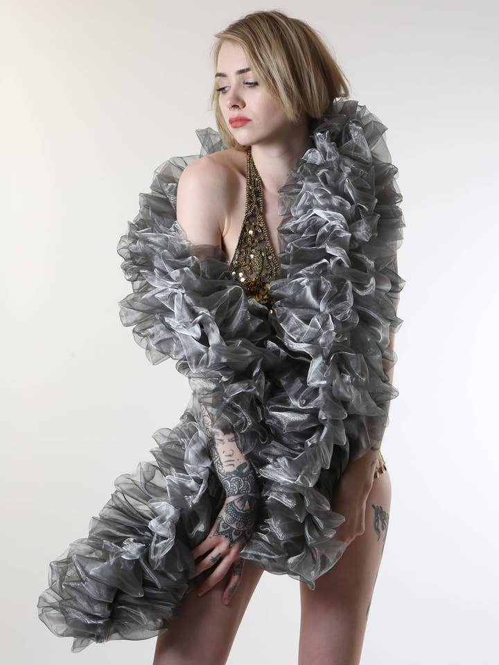 Boa de organza plateada burlesca ~ vegana ~ disfraz de cabaret y drag. para venta al por mayor de Talulah Blue