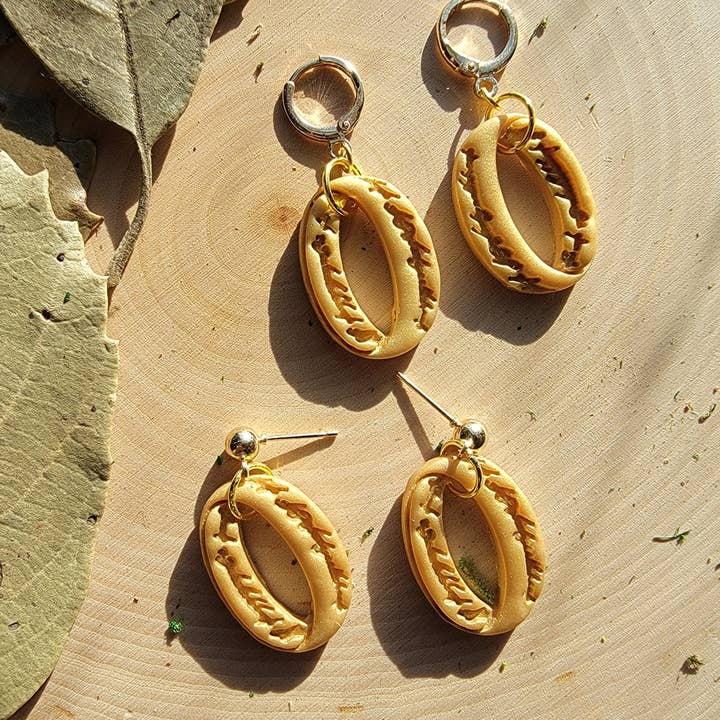 Boucles d'oreilles The Ring en pâte polymère | Boucles d'oreilles Lord of Ring pour la vente par Knotty4Klay