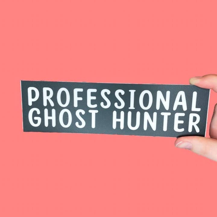 Aimant de pare-chocs de chasseur de fantômes drôle : Accessoire de voiture effrayant pour la vente par Seven Virgo Studios