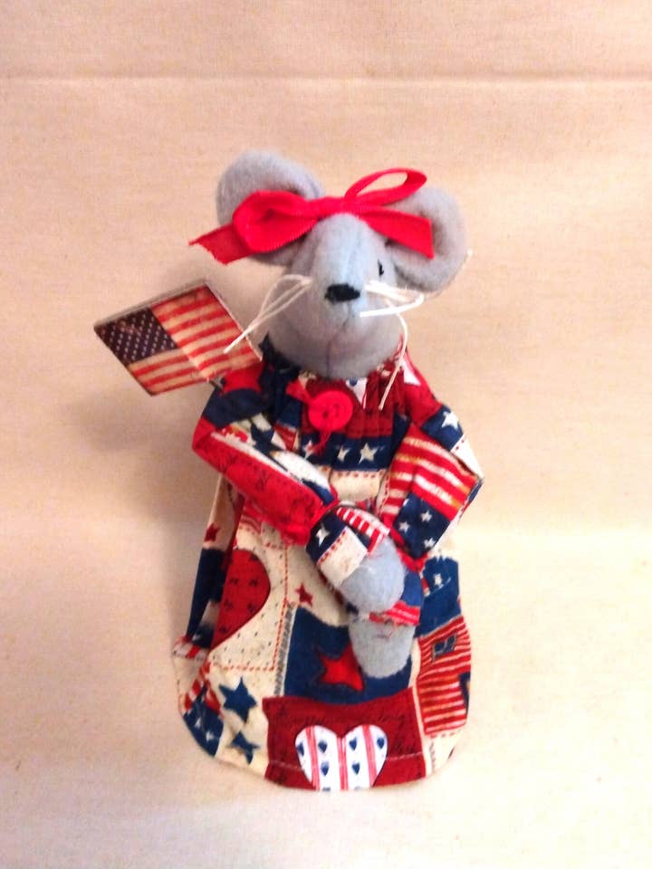 Standing Americana Mice with flag for wholesale by The Heritage Primitive Gift Shoppe