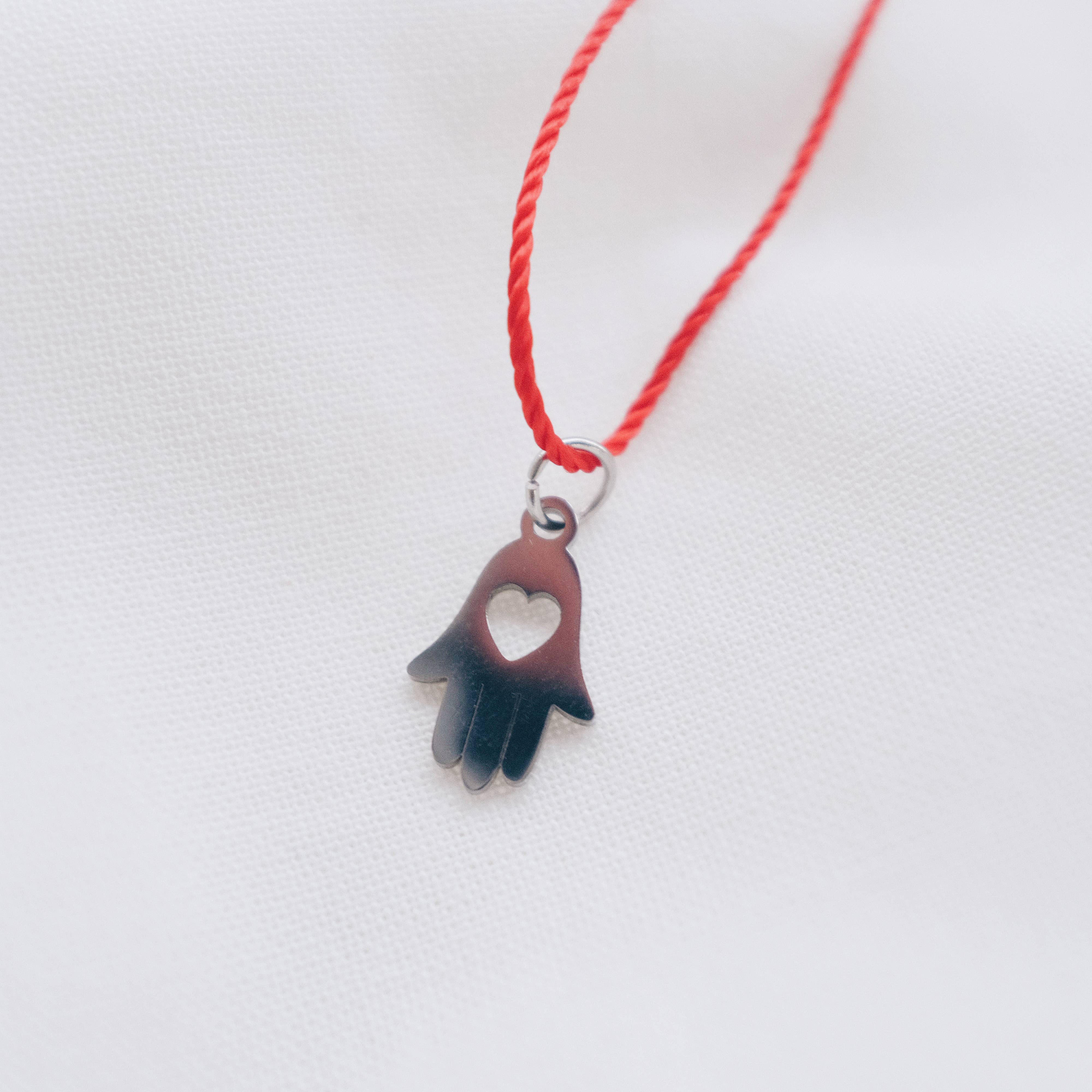 Colar de Mão de Hamsá Prateada com Fio Vermelho B2B para a sua loja Faire, image size:4000x4000