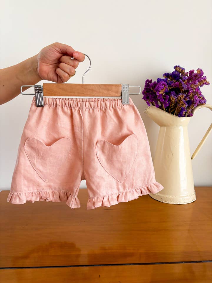 Rosa Leinen Shorts mit Herzen für den Großhandel von Maria Jasmim Baby & Child
