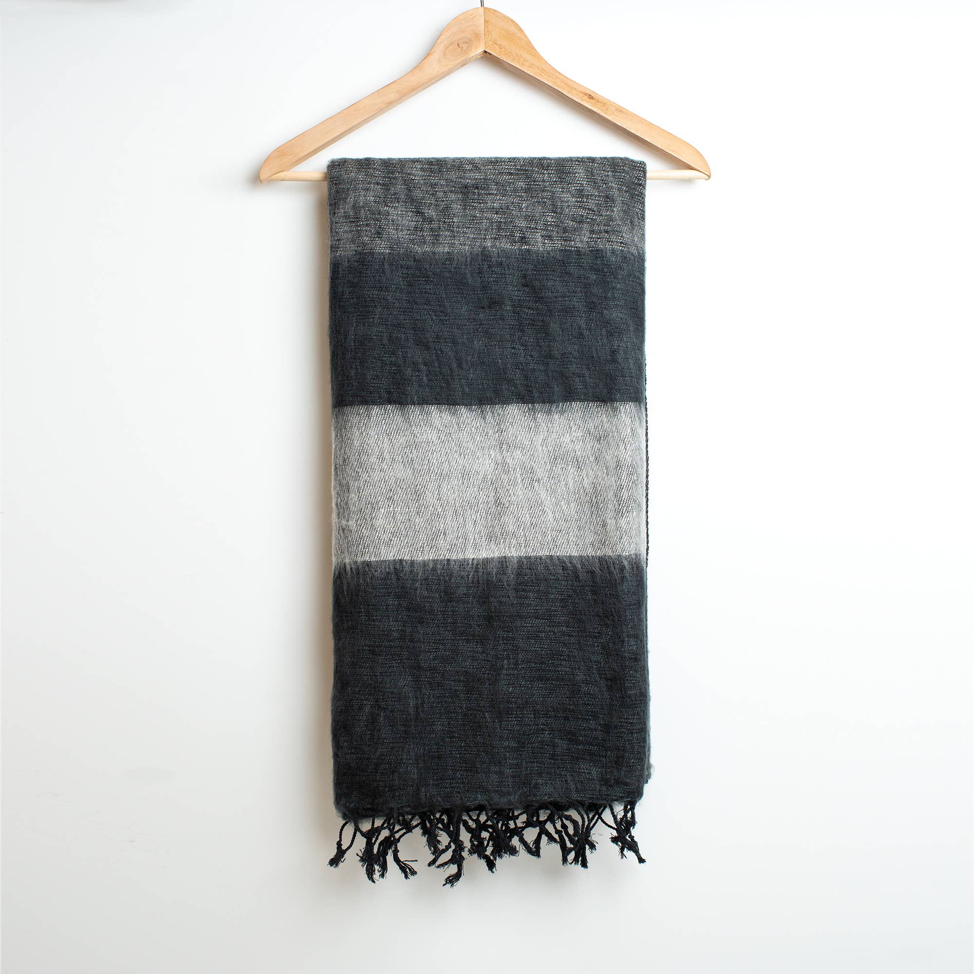 ART HIMALAYAN TRADING LTD - Vente Plaids - Couverture de voyage en laine de yak extra douce, 46 x 96 pouces, fabriquée à la main6