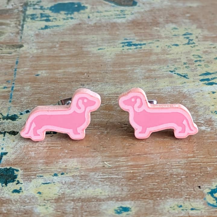 Boucles d'oreilles en forme de teckel en acrylique rose - Boucles d'oreilles teckel pour la vente par Samantha's Studio