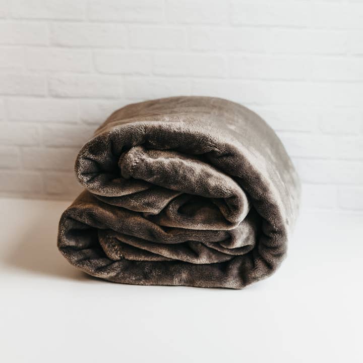 Giften Market - Wholesale Throw Blanket - Cozy Fleece Throw Blanket - Gifts for the Home - Host Gifts19