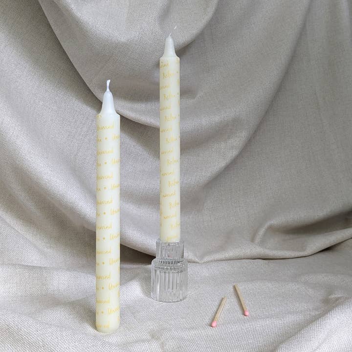 Robert Frederick Ltd - Venta al por mayor Velas cónicas/candeleros - Set de 2 velas con palabras estampadas doradas de Willow & Belle