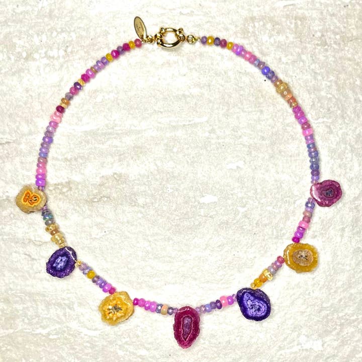 Collier Jaimala en Quartz Solaire et Briolette d'Opale pour la vente par Clarke Palmer