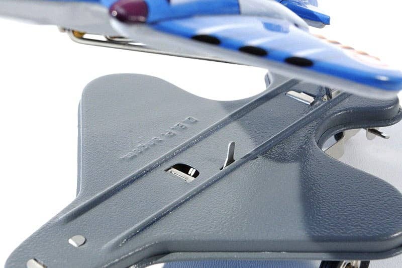 die Blechfabrik e.K. – Engroshandel Legetøjsfly - Børn – “Flying Hops” flyvemaskine med fjeder mekanisme, lavet i Indien2