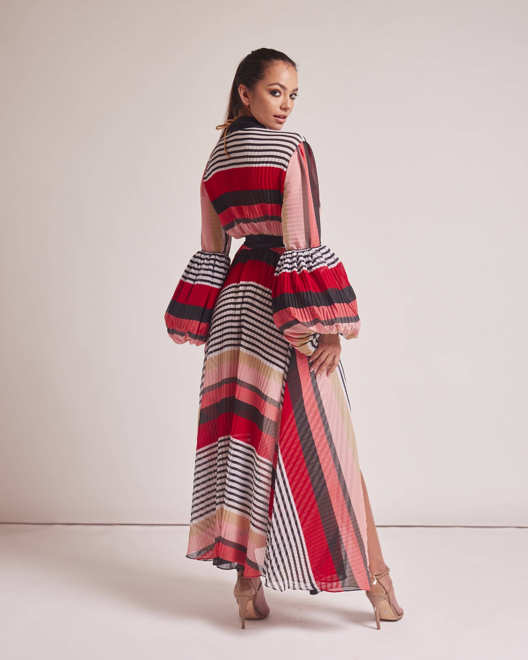 Rojo con estampado de líneas geométricas Kimono rojo con estampado de líneas geométricas de venta al por mayor en Faire7