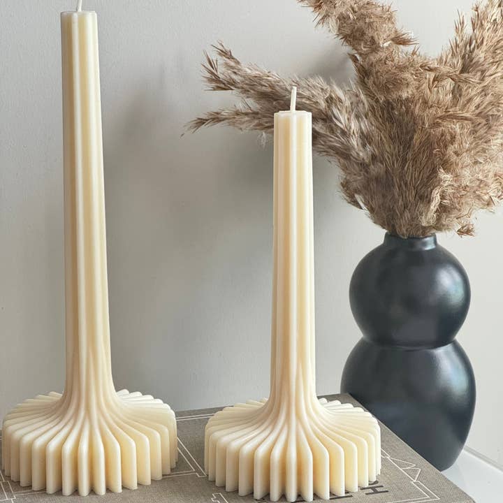 Dúo de Velas Cónicas Estriadas Modernas – Diseño Escultural Declarativo para venta al por mayor de Homebody Living & Co.