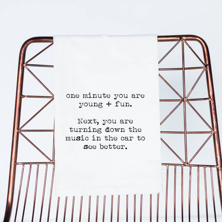 *NUOVO Asciugamano regalo divertente Giovane Divertente abbassa la musica per vedere meglio per la vendita all'ingrosso da parte di Aspen Lane