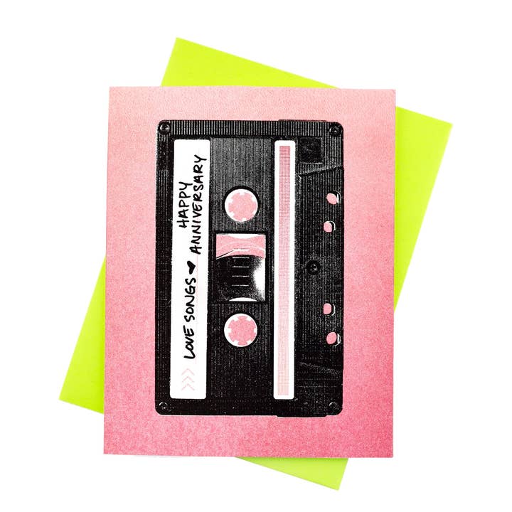 Kassette Kærlighed Songs „Tillykke med jubilæum - Risograph lykønskningskort for engroshandel hos Next Chapter Studio