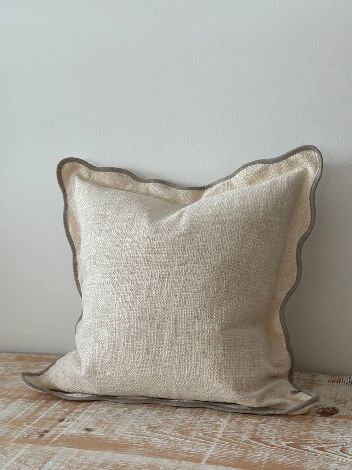 Housse de Coussin Crème & Gris Crème à Bords Festonnés Chloe 45x45 & 53x53cm pour la vente par Ellenvale Trade