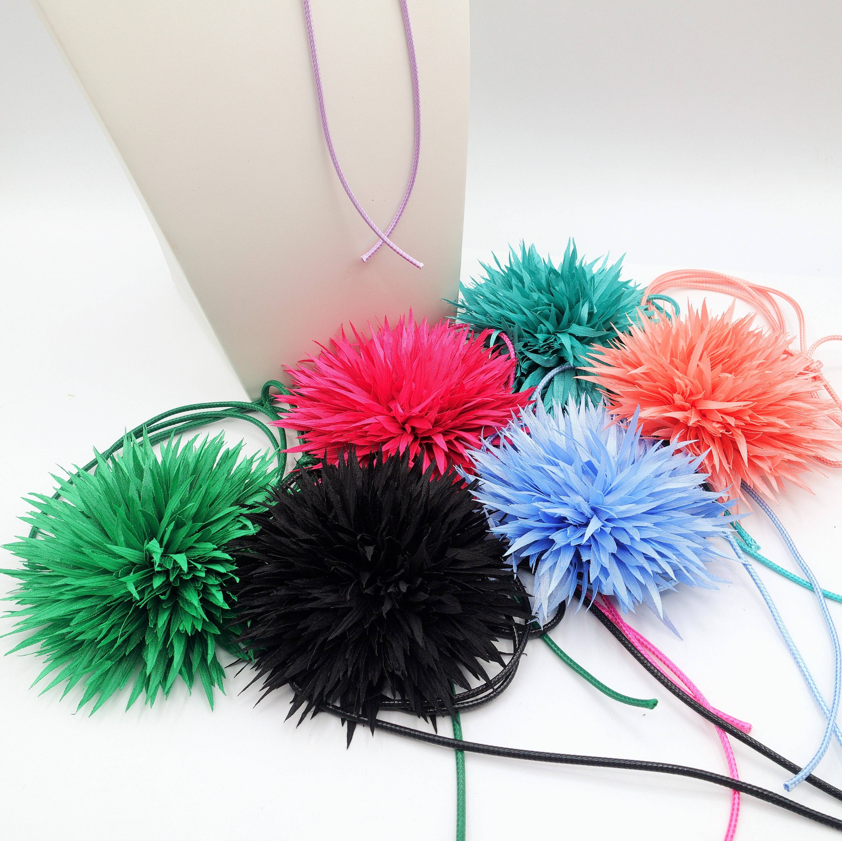 Daemon srls - Vente Collier de perles - SIVIGLIA - Collier avec maxi fleur en organza et cordon6