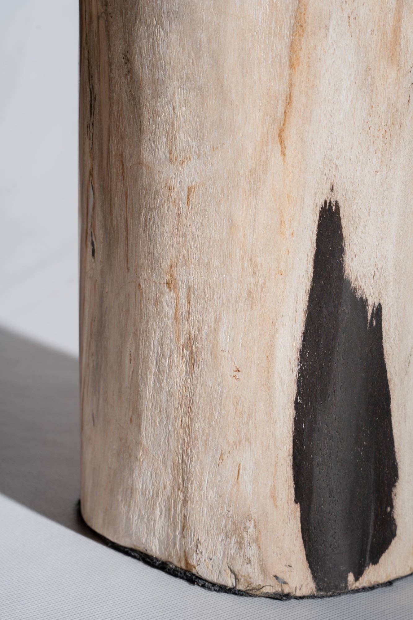 Office Objets - Wholesale Side Table - White petrified wood side table with black spots H:27.5 D:1878