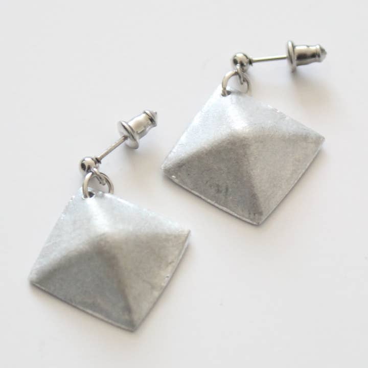 Brincos de diamante reciclado Bombshell - Minimalista reciclado por atacado de A Million Elephants