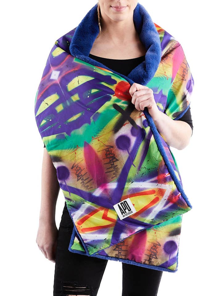 Bufanda de piel sintética con estampado de grafiti y pelo azul para venta al por mayor de Amy Page DeBlasio