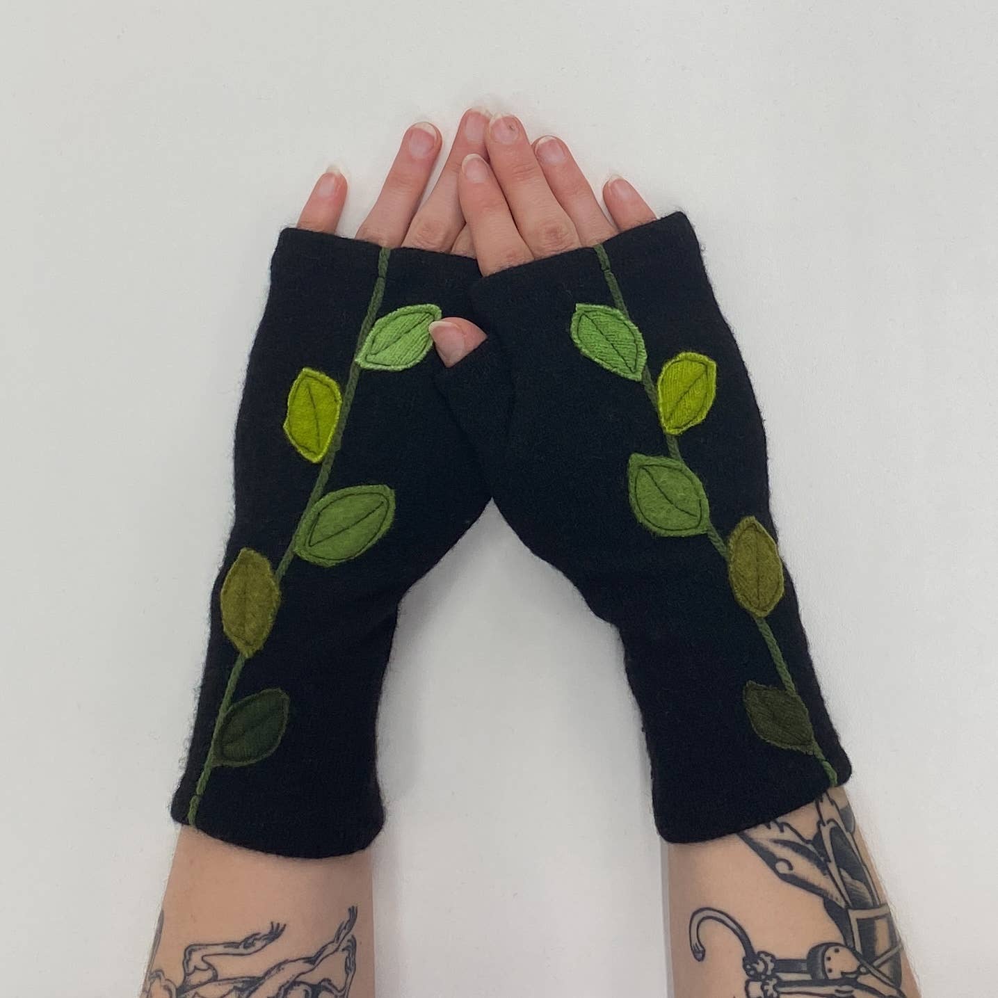 Sardine Clothing Co. - Wholesale Gloves - Women's - Fingerless Cashmere Gloves-Leaves7
