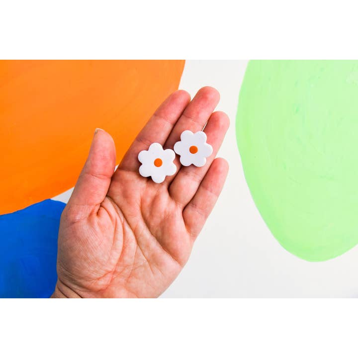 Retro oorknopjes van polymeerklei met witte bloemen voor wholesale door Lauren Likes Art