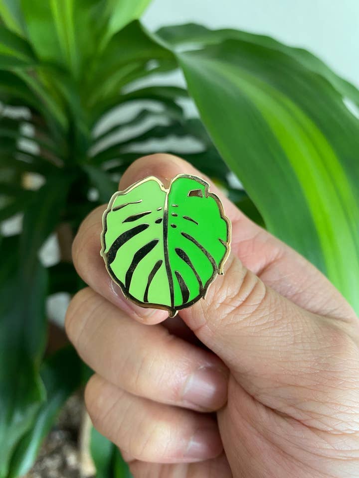 Spilla in smalto duro Monstera (oro) per la vendita all'ingrosso da parte di Hype Pins