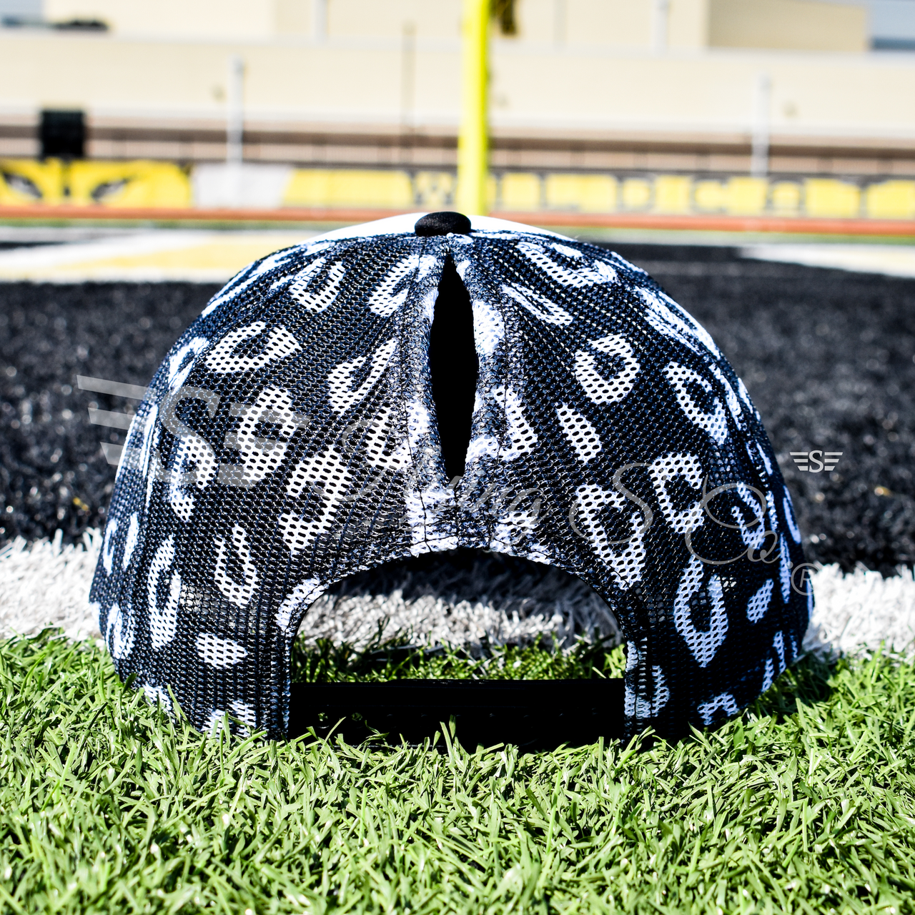 Flying S Company – Großhandel Basecap – Unisex – Weißer Front Leopard Magna Pony™ Mesh Foam Trucker Hut2