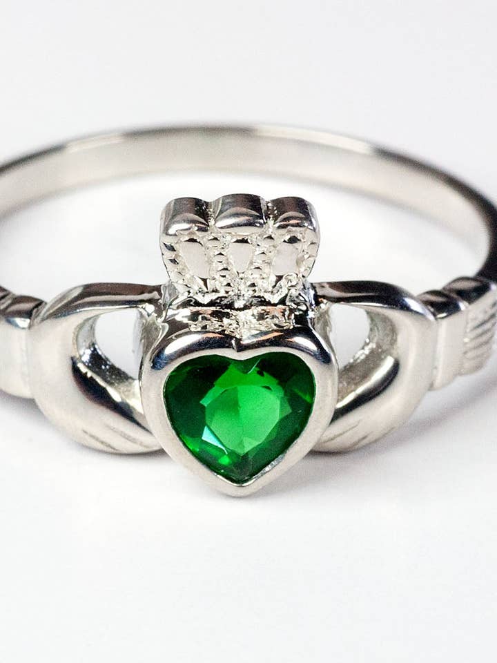 Prata de Lei Claddagh c/Detalhe em Vidro Esmeralda por atacado de Tony’s Jewelry
