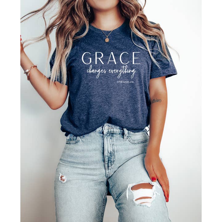 Graceful Faith Tee - 'Grace Changes Everything' - Ephesians voor wholesale door Rosa Mae Co