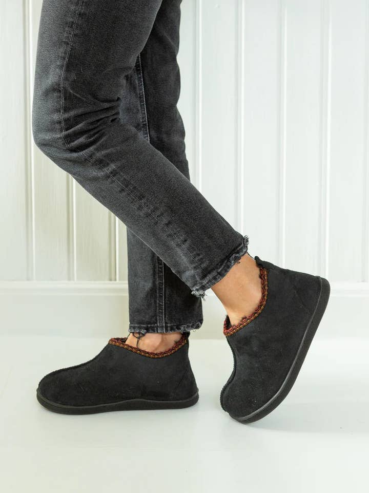 Botas pantuflas de piel de oveja negra para venta al por mayor de The Small Home