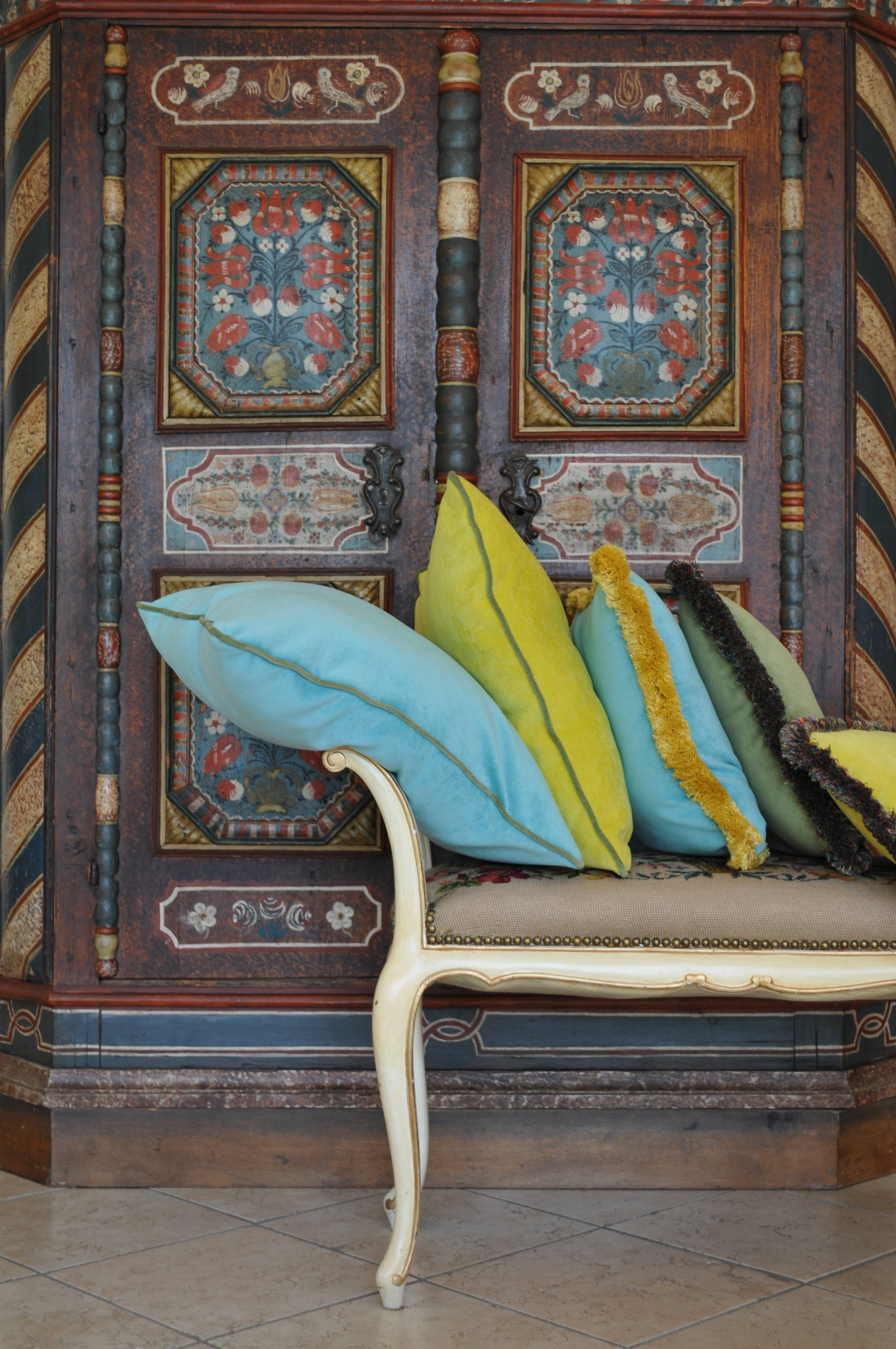 Lo Decor - Vente Coussin décoratif - Coussin Happy en velours fuchsia avec franges rouges3