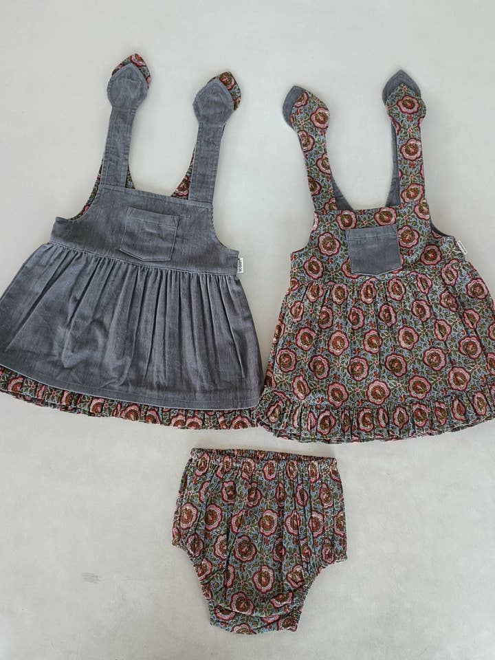 Vendbar grå fløjlskjole & grå blomstret kjole med flæser for engroshandel hos Yo Baby