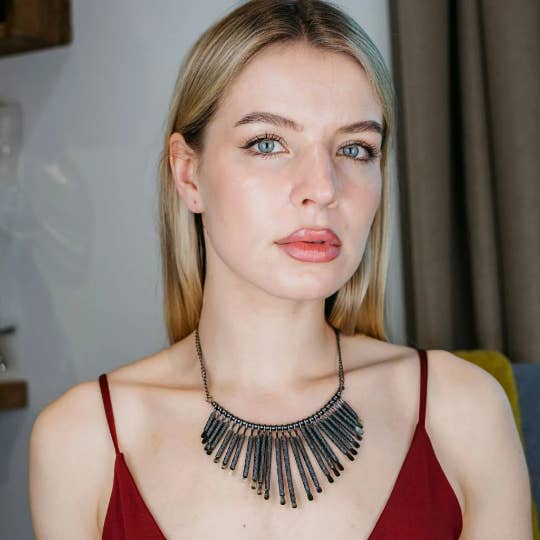 Grand collier pendentif à barre noire victorienne gothique emo vintage avec collier à barre. pour la vente par The Colourful Aura